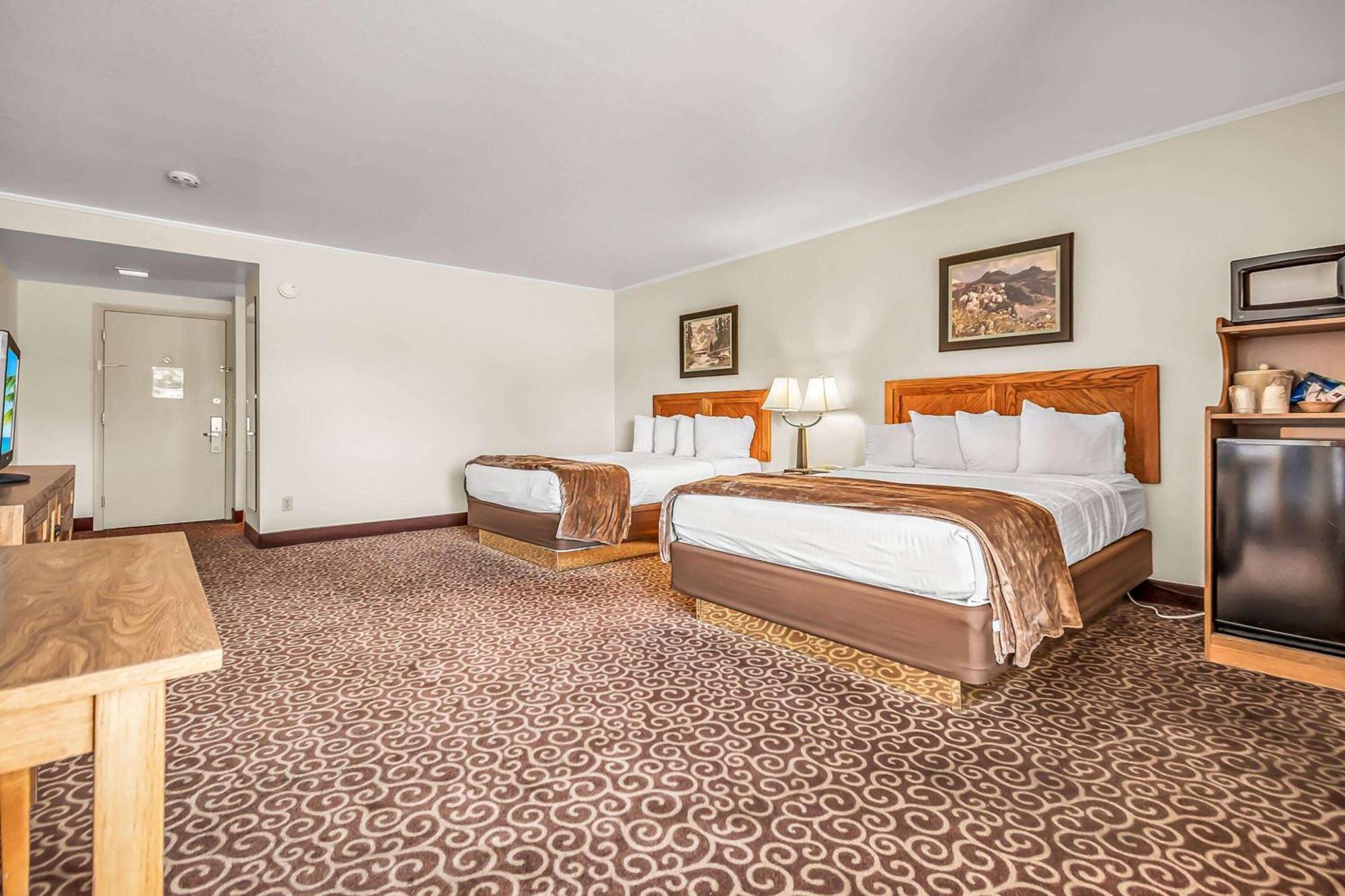 Red Arrow Inn & Suites, A Travelodge By Wyndham Монтроуз Екстериор снимка