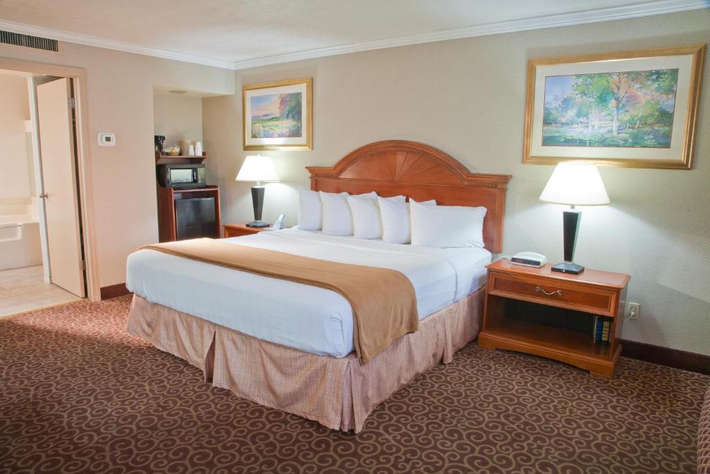 Red Arrow Inn & Suites, A Travelodge By Wyndham Монтроуз Стая снимка