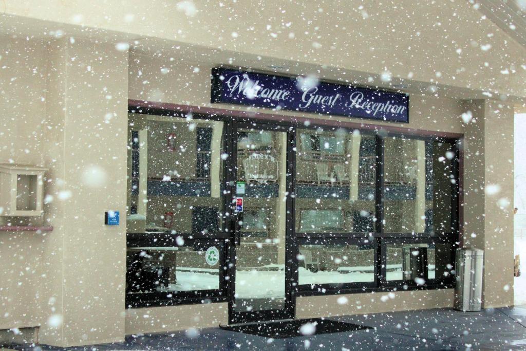 Red Arrow Inn & Suites, A Travelodge By Wyndham Монтроуз Екстериор снимка